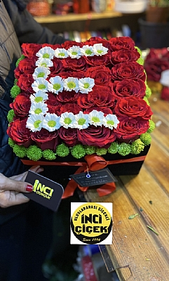 Siyah kadife kutu ve ba harf arajman