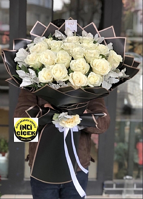 Beyaz gl buketi 33 adet ve siyah selefon ile sarl