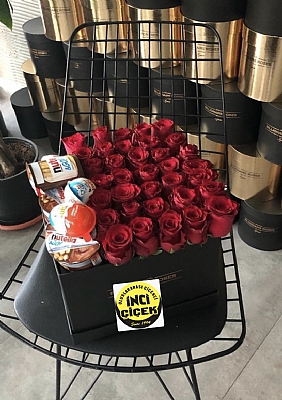 Kare kutuda ikolatalar ve krmz gl