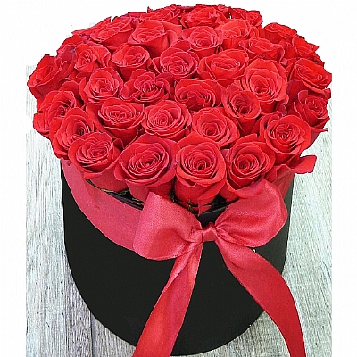 Siyah Kadife Kutuda Krmz Gller